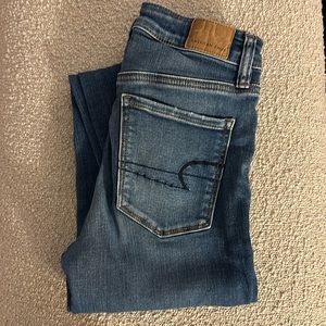 American Eagle Super High-Rise Jeggings. Stretchy! Distressed. Size 2